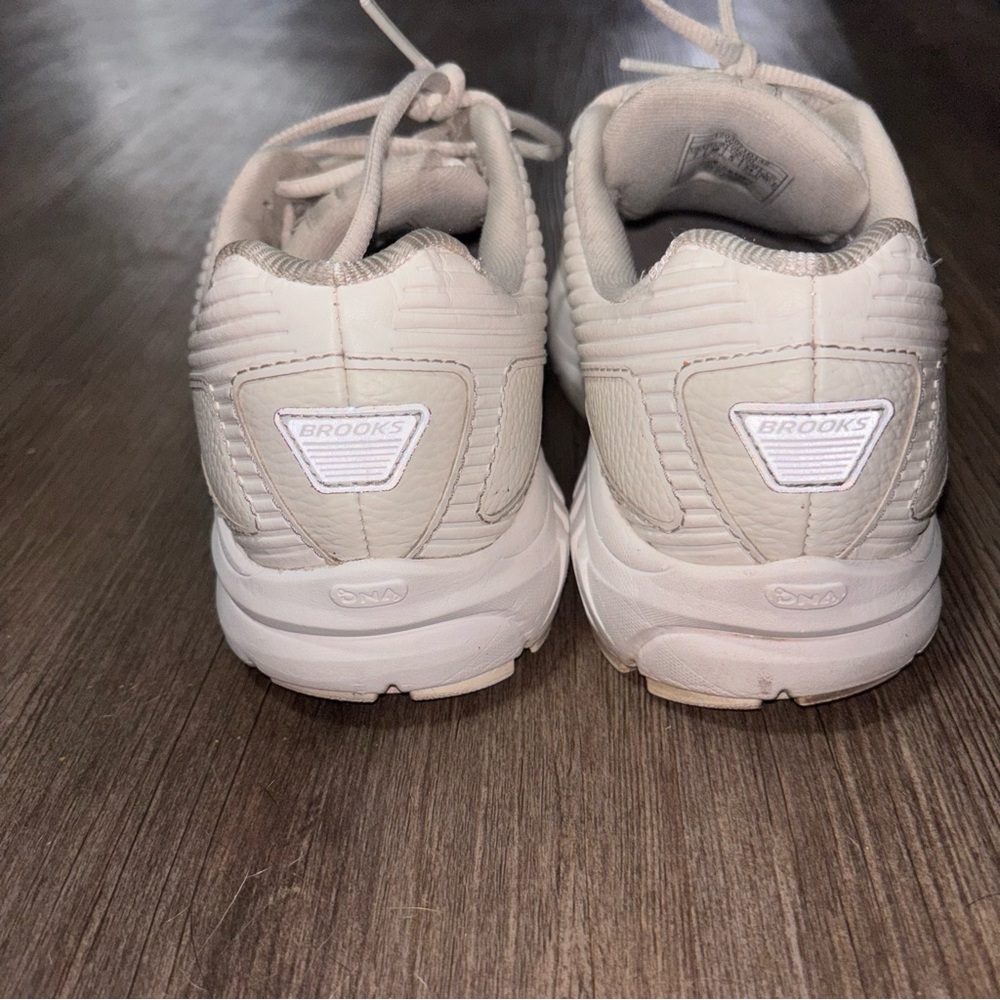 Brooks Addiction Walker 2 White- Size 7 - Picture 5 of 7